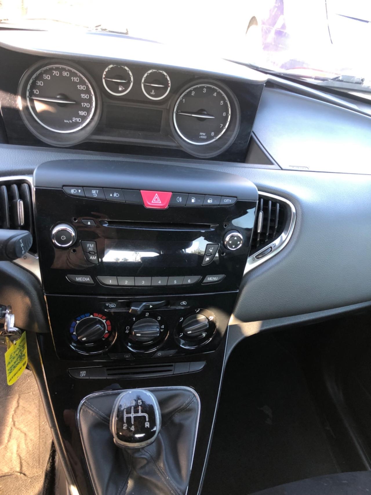 Lancia Ypsilon 0.9 TwinAir 85 CV 5 porte Metano Ecochic Gold