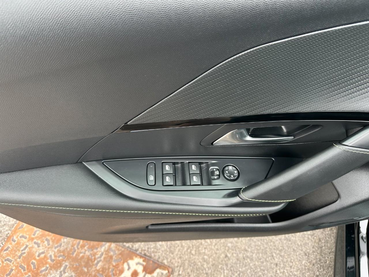 Peugeot 208 1.2 hybrid GT 145cv e-dcs 6
