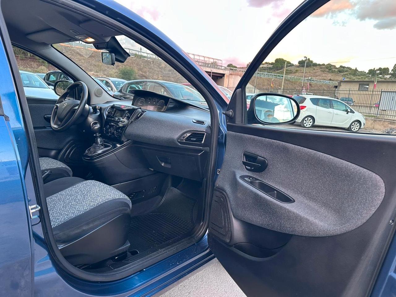 Lancia Ypsilon 1.0 FireFly 5 porte S&S Hybrid Ecochic Silver