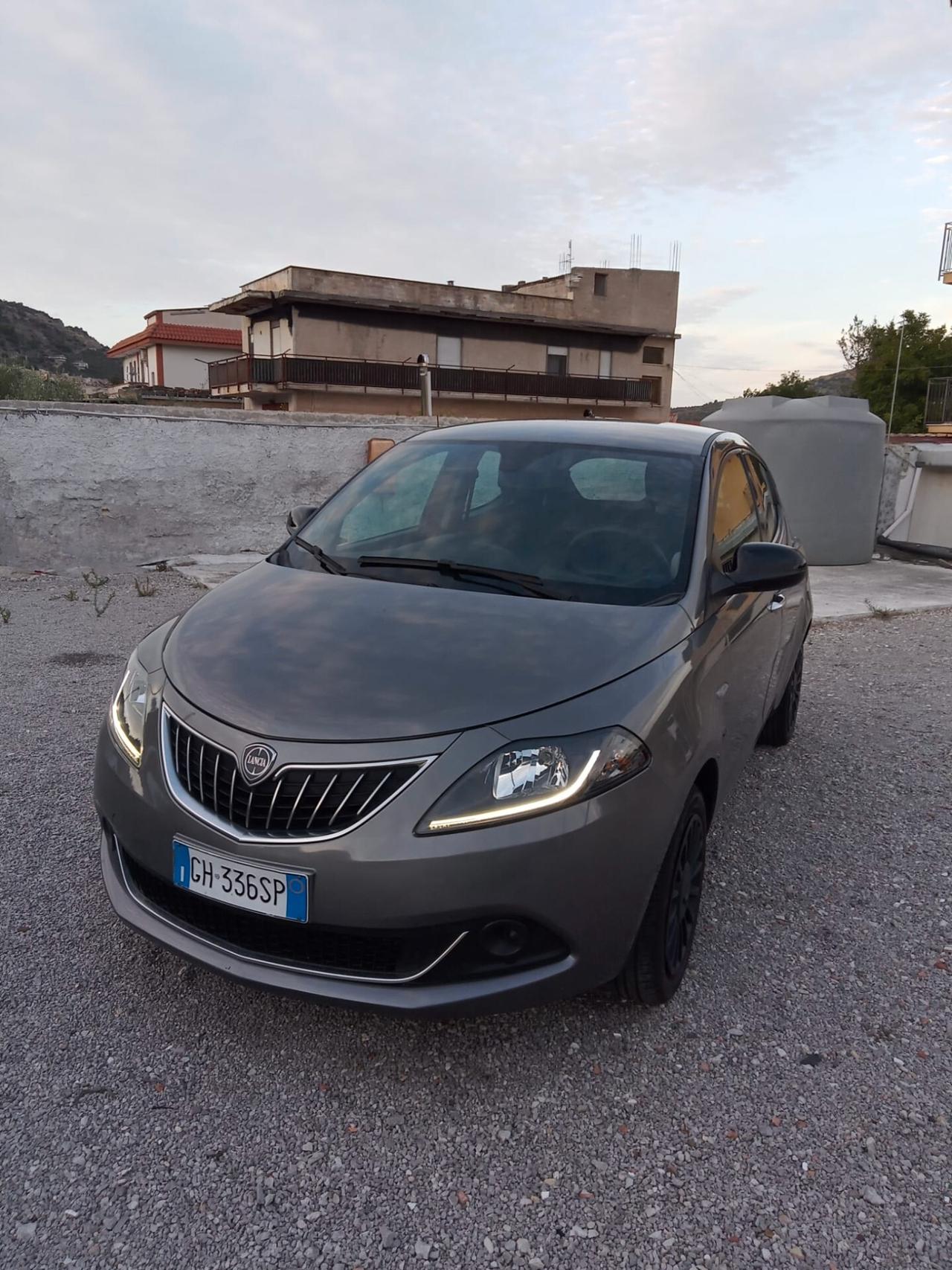 Lancia Ypsilon 1.0 FireFly 5 porte S&S Hybrid Ecochic Silver