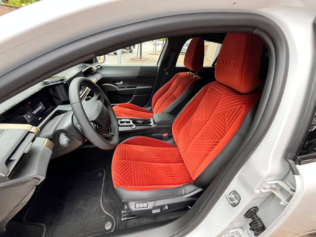 Lancia Ypsilon Hybrid e-DCT Edizione Cassina