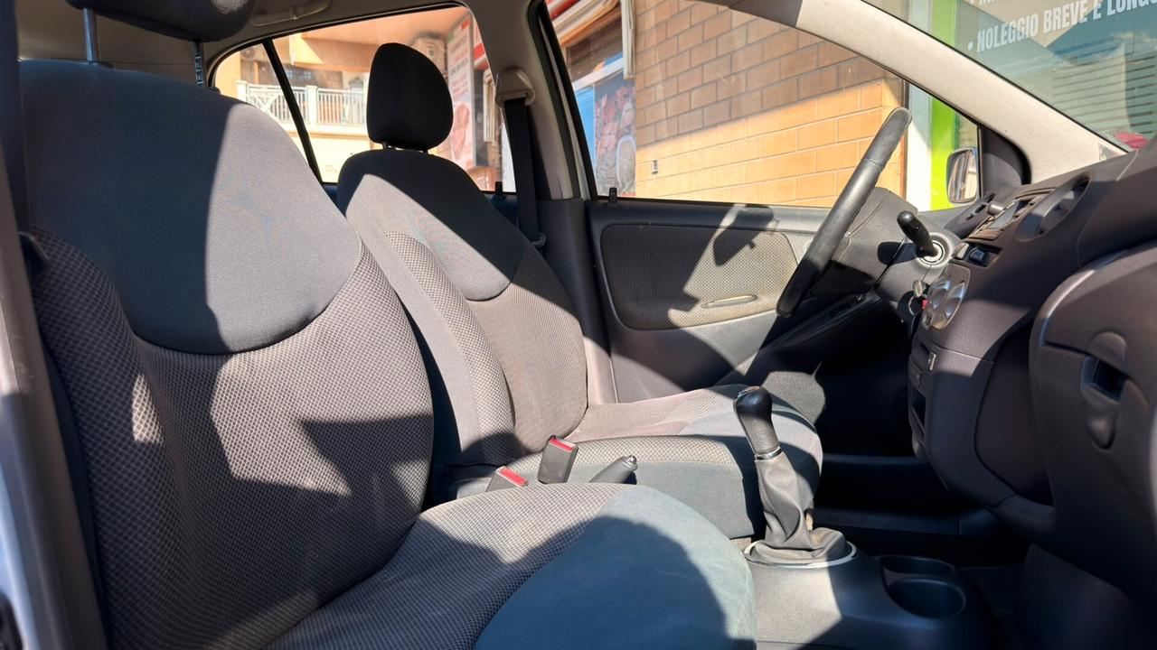 Toyota Yaris 1.0i 16V cat 5 porte Sol