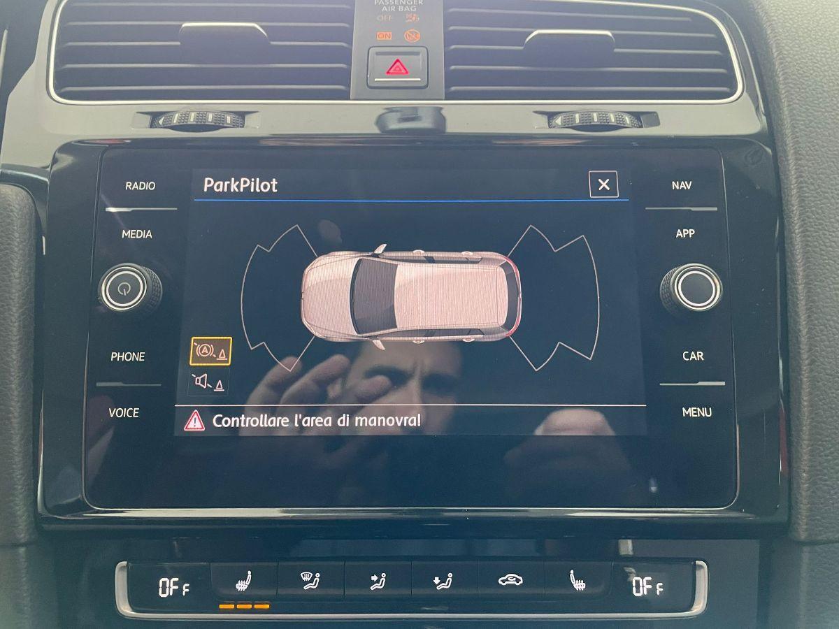 VOLKSWAGEN - Golf