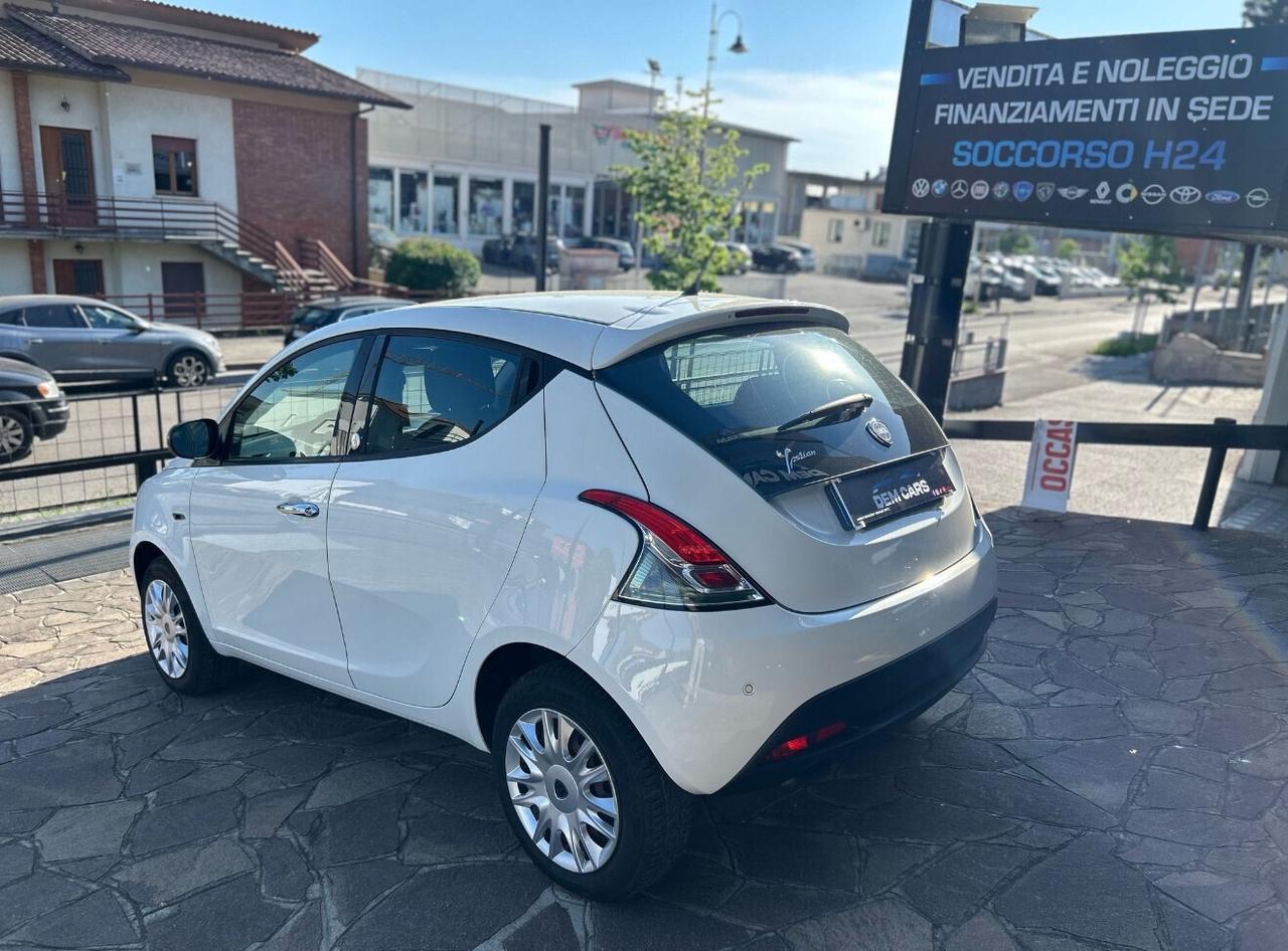 Lancia Ypsilon 0.9 TwinAir 85 CV 5 porte Metano Ecochic Silver