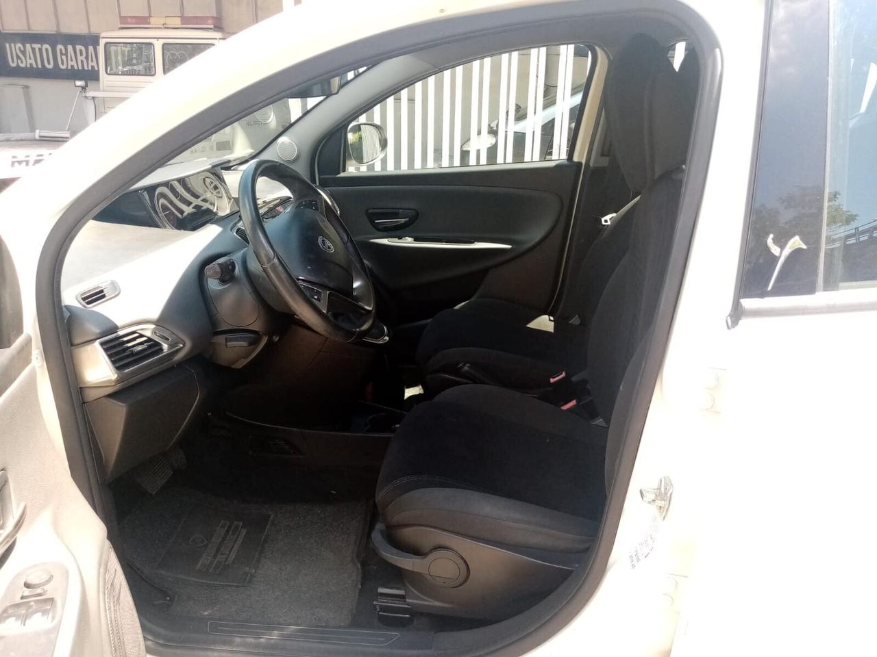 Lancia Ypsilon 0.9 TwinAir 85 CV 5 porte S&S Platinum