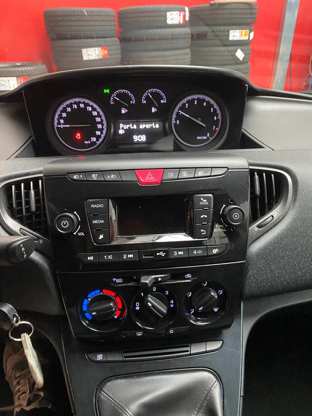 Lancia Ypsilon 1.0 FireFly 5 porte S&S Hybrid Ecochic Silver