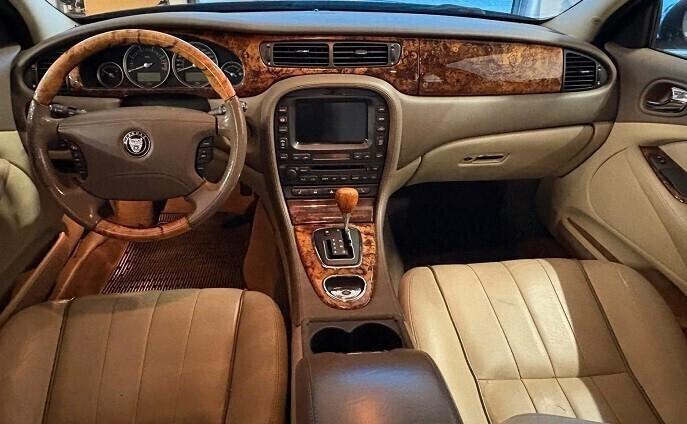 JAGUAR S-TYPE CAMBIO AUT. .Diesel 2700 CV 207 con Km 156.642 certificati