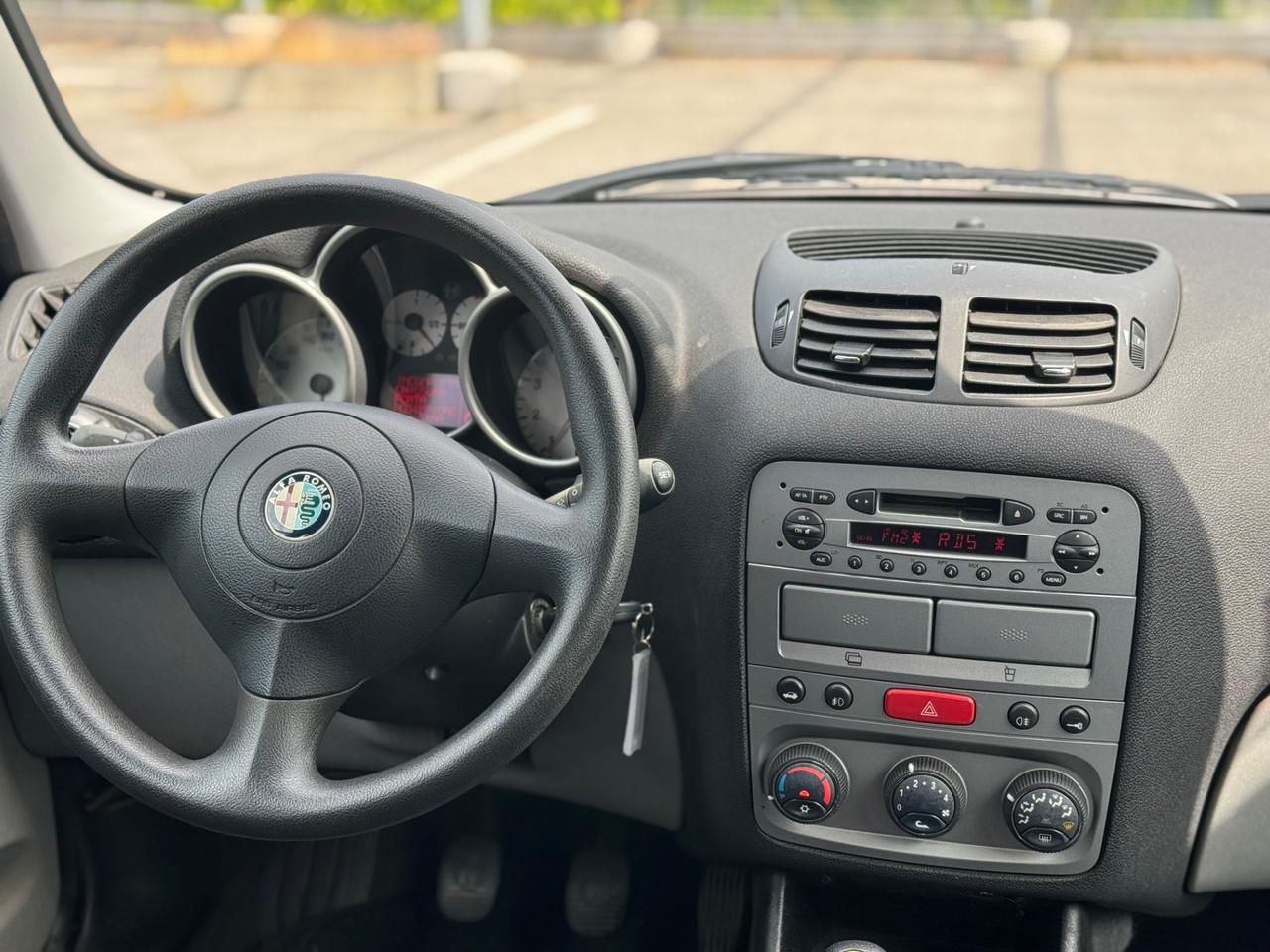 Alfa Romeo 147 1.6i 16V Twin Spark cat 5p. Distinctive