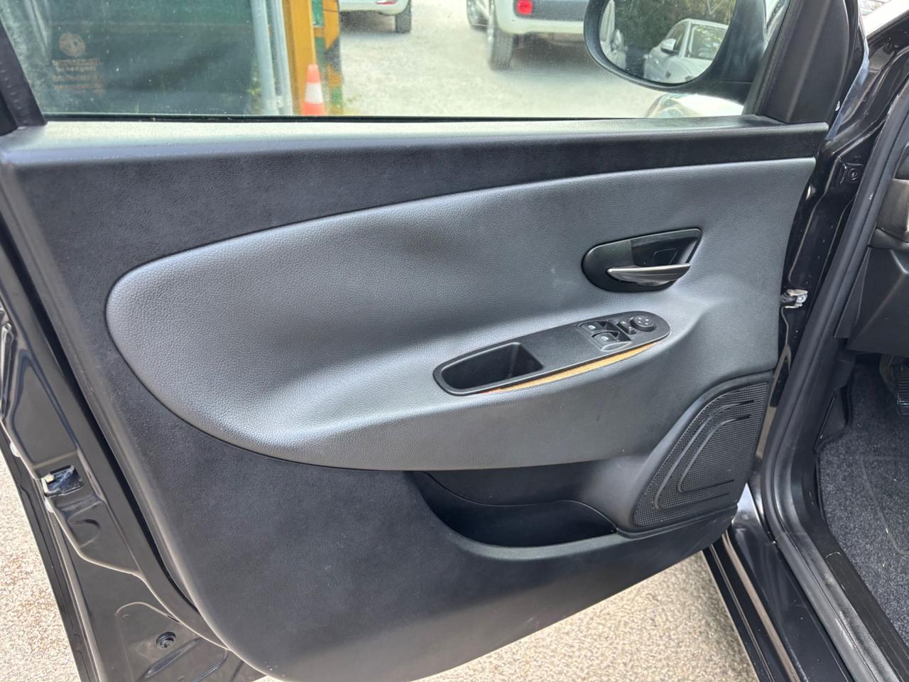 Lancia Ypsilon 5 porte Metano Ecochic OK NEOPATENTATI