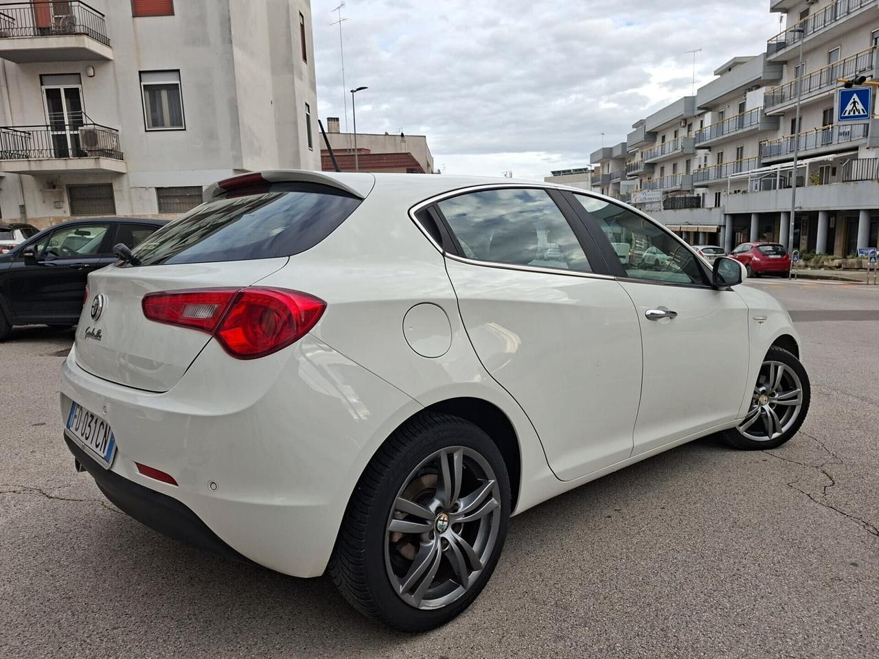 Alfa Romeo Giulietta 1.6 JTDm * 120 CV * Distinctive * Navi * Interni in pelle Quadrifoglio * Garantita 12 Mesi