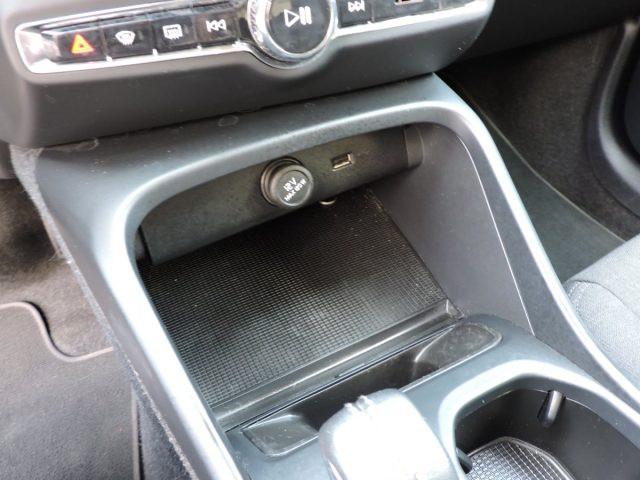VOLVO XC40 T2 MOMENTUM CORE AUTOMATICA