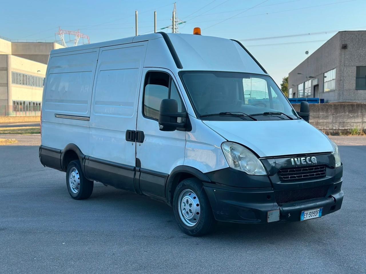 Iveco 35s15 passo medio e tetto alto