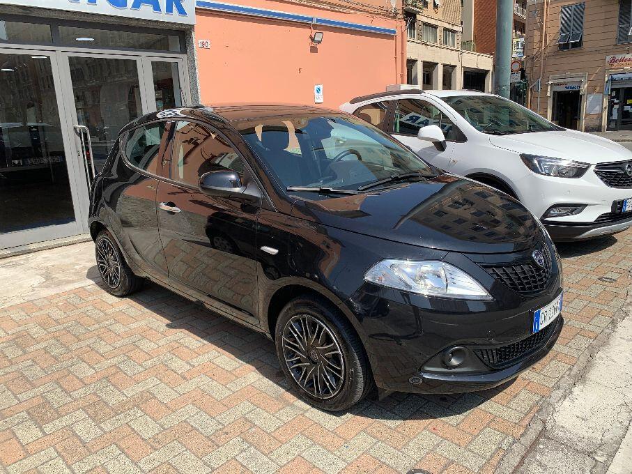 Lancia Ypsilon 1.0 FireFly 5 porte S&S Hybrid Silver