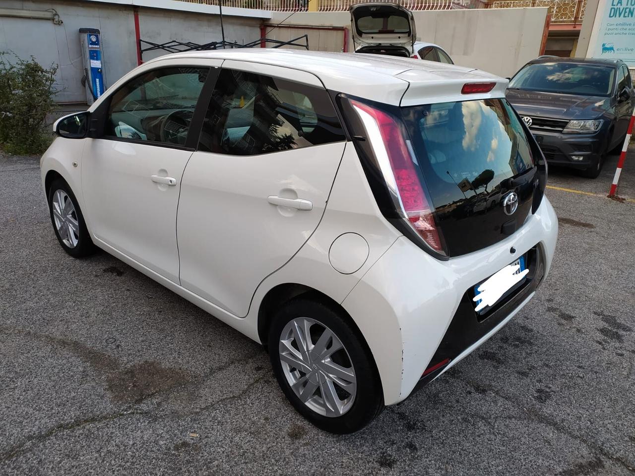 Toyota Aygo 1.0 x-play offerta del mese