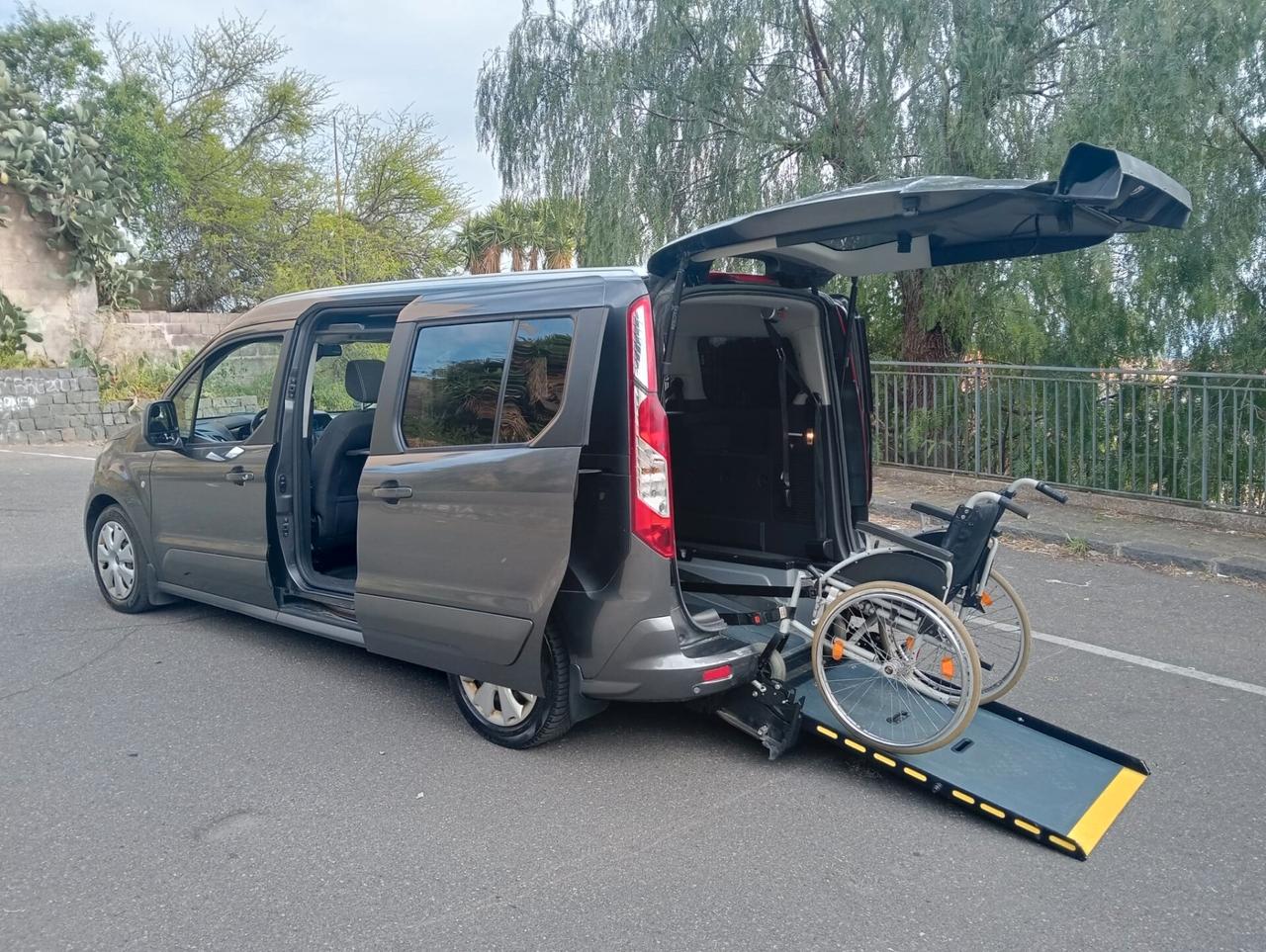 Ford Tourneo Connect Pianale ribassato con rampa disabili in carrozzina
