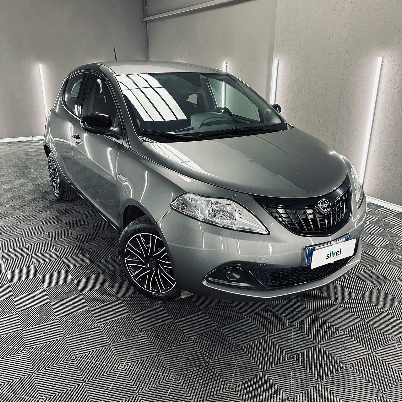 Lancia Ypsilon 1.0 FireFly 5 porte S&S Hybrid Silver