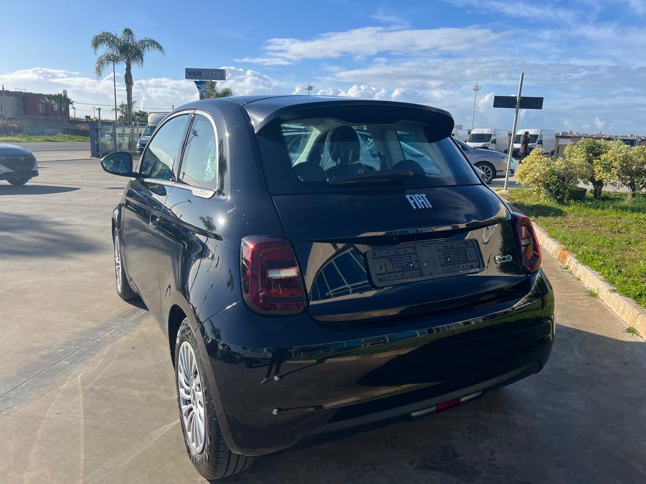 Fiat 500e Berlina 42 kWh La Prima possibilità noleggio no scoring