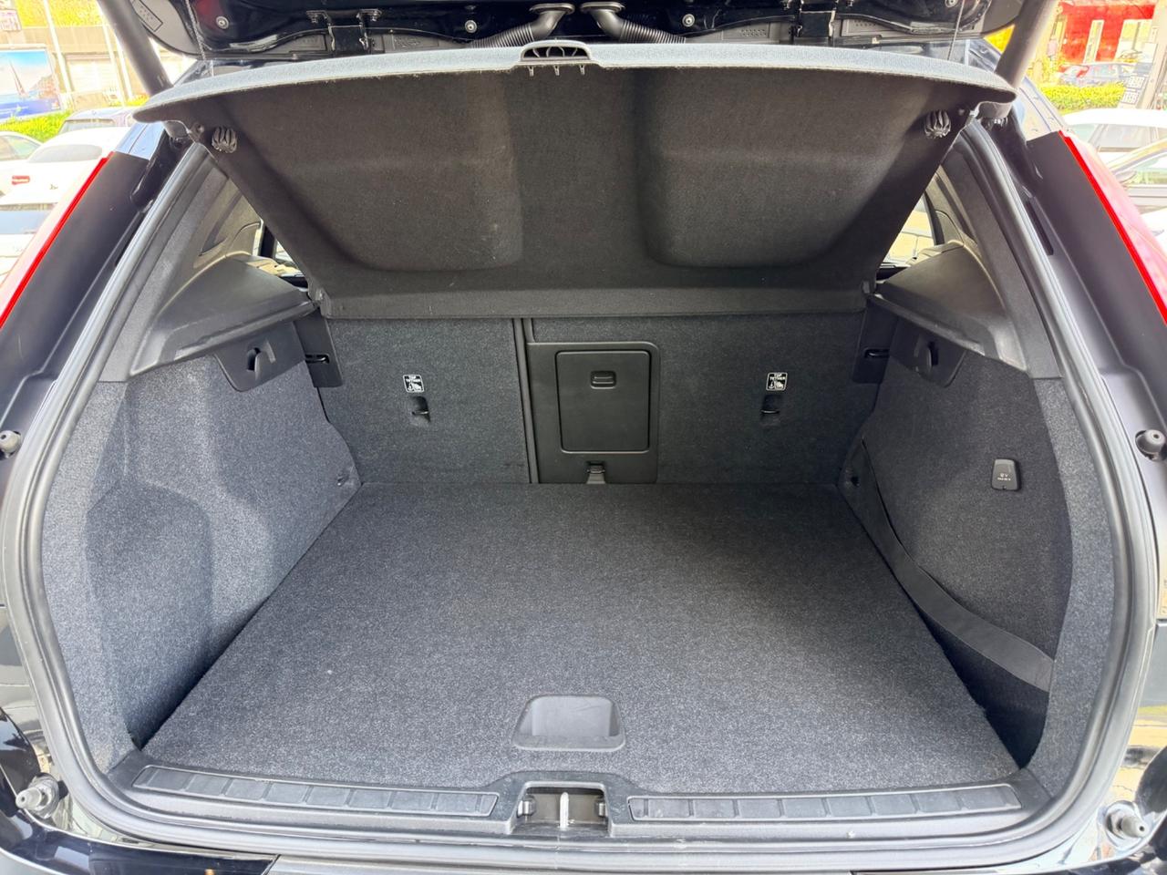 Volvo XC40 D3 AWD Geartronic Momentum in garanzia