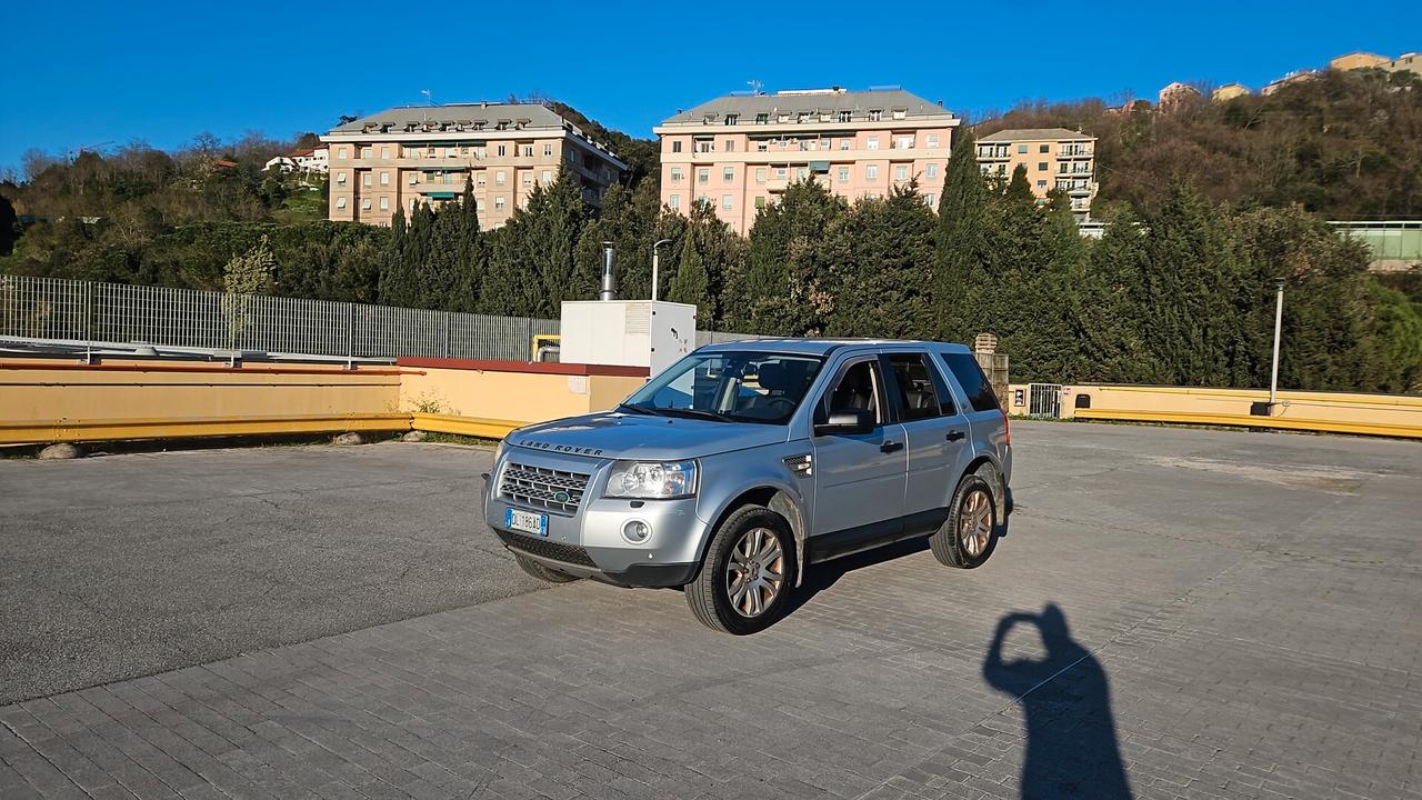 LAND ROVER FREELANDER 2.2 TD4 HSE AUTOMATICA – PELLE – NAVI – SUPER ACCESSORIATA Proponiamo bellissima Land Rover Freelander 2.2 TD4 HSE automatica, una delle versioni più complete e ricercate della gamma. Vettura molto bella di carrozzeria e molto