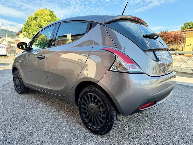 Lancia Ypsilon 1.0 FireFly 5 porte S&S Hybrid Ecochic Silver