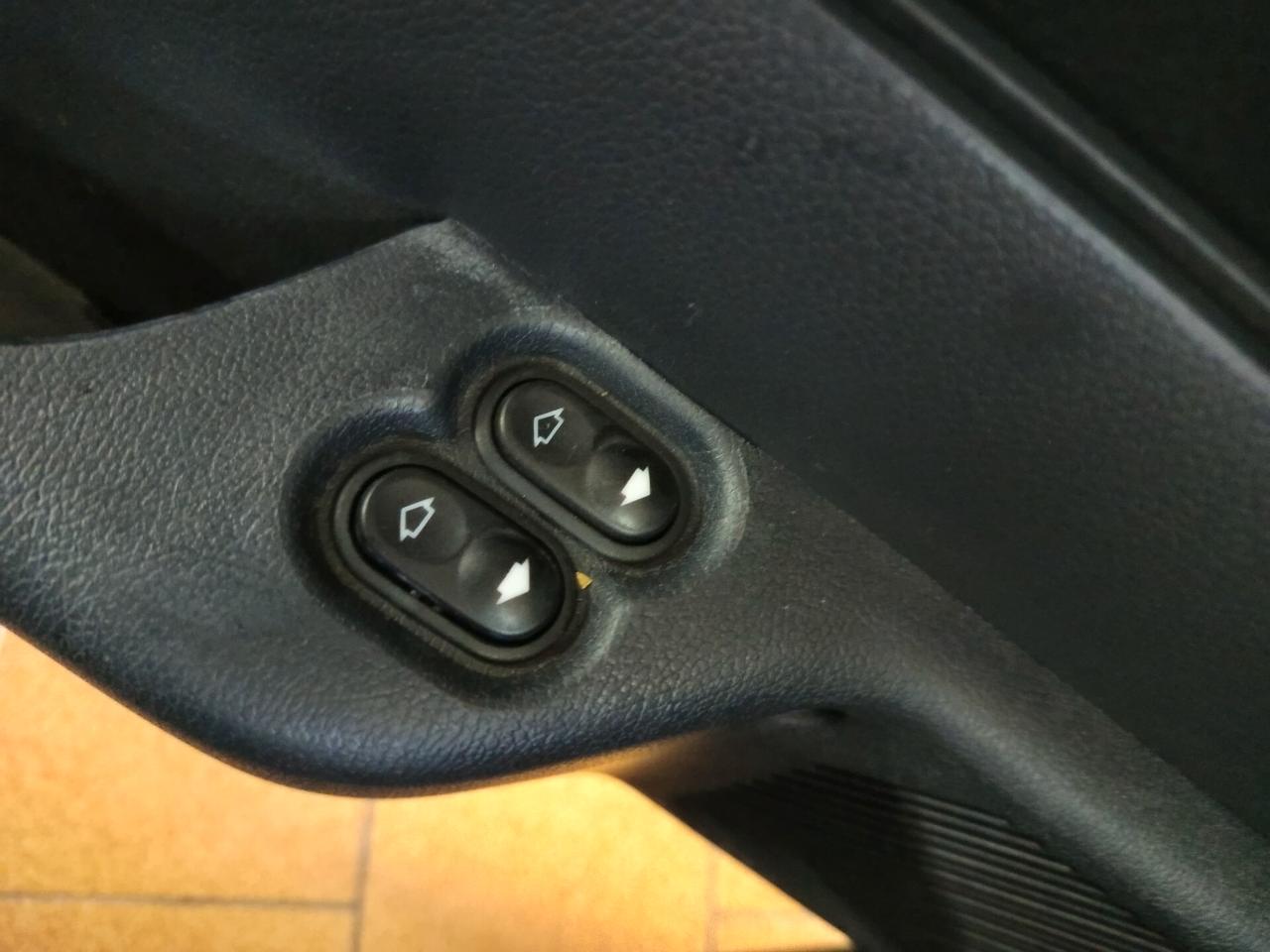 Ford Fiesta 1.1i cat 5 porte Newport, 37 Mila chilometri