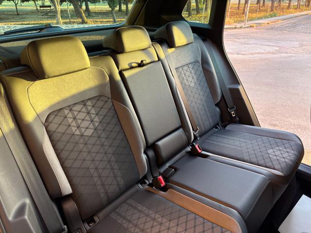 VOLKSWAGEN Tiguan 2.0 TDI 150 CV SCR DSG R-Line LUCI AMBIENTE