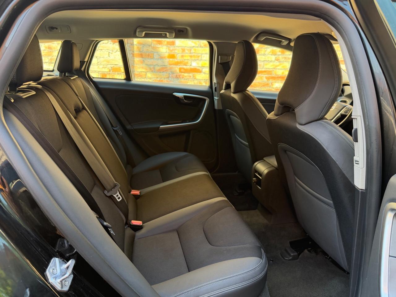 Volvo V60 D4 R-design Momentum