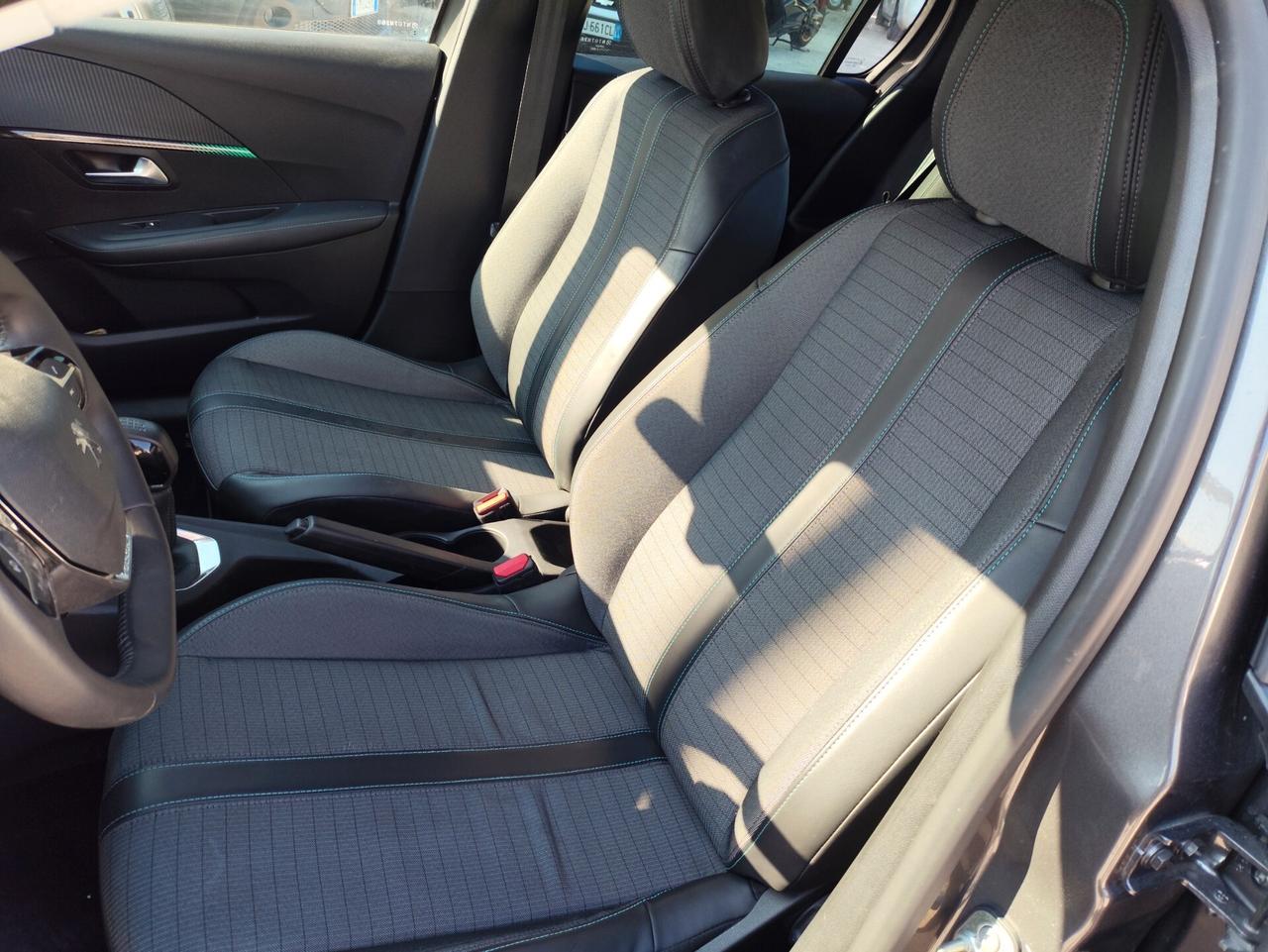 Peugeot 208 PureTech 75 Stop&Start 5 porte Allure – 2022 – 10.100 km . Vendita senza IVA (regime del margine)