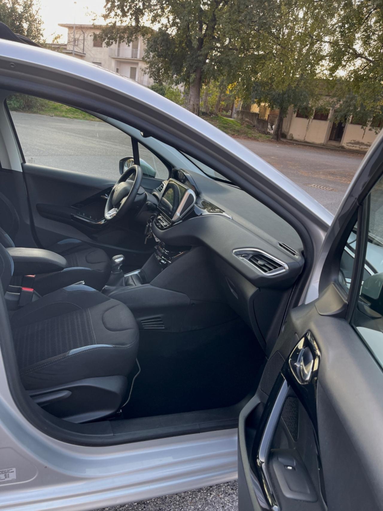 Peugeot 208 1.4 HDi 68 CV 5 porte Allure per Neopatentati 204