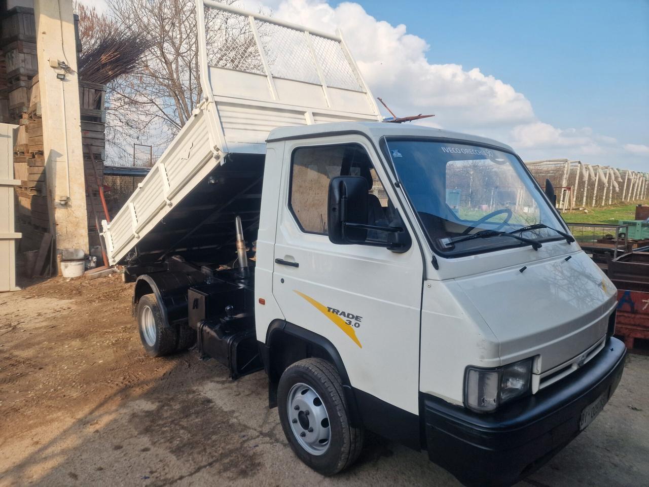 Nissan trade 3.0 td ribaltabile trilaterale