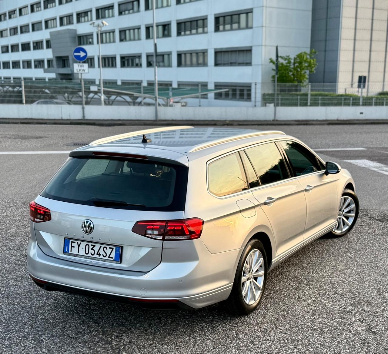 Volkswagen Passat Variant 1.6 TDI SCR DSG Business BMT