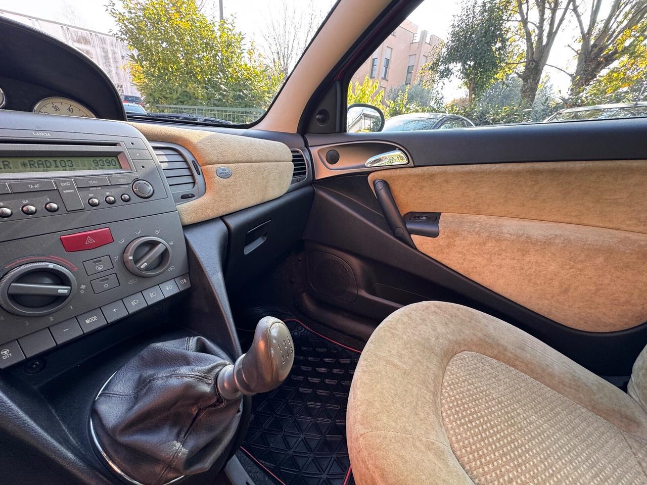 Lancia Ypsilon 1.2 16V Platino