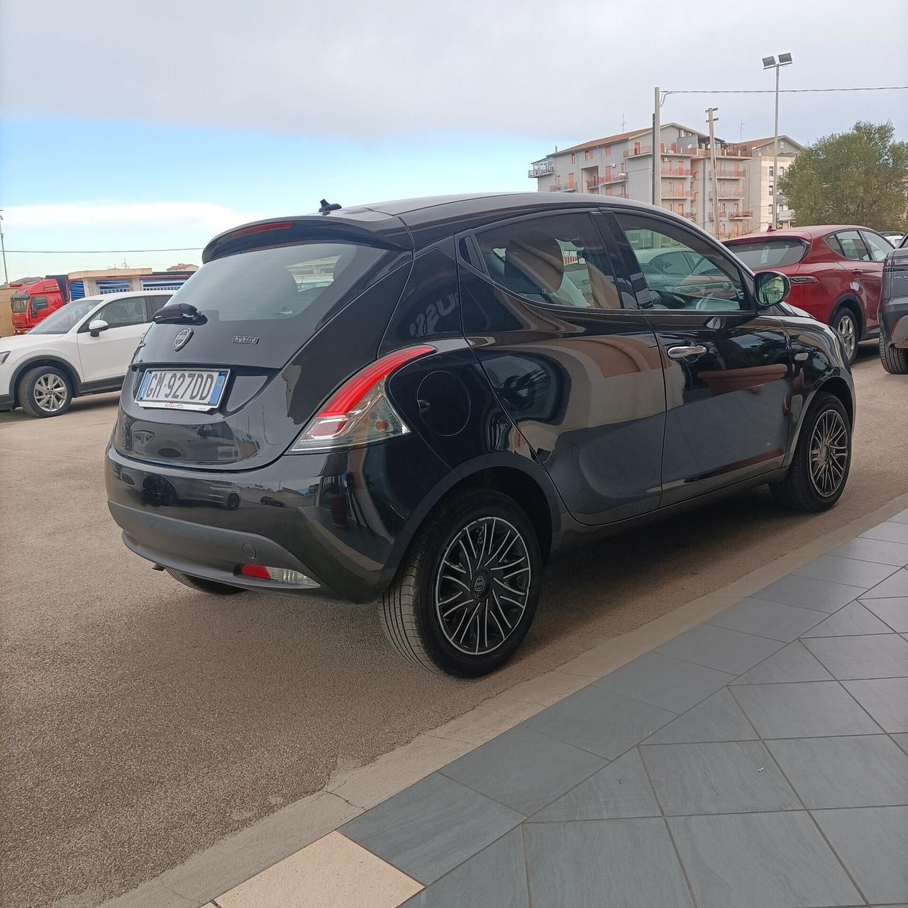 Lancia Ypsilon 1.0 FireFly 5 porte S&S Hybrid Silver
