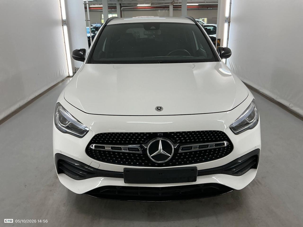 MERCEDES-BENZ GLA 180D 115CV AUTOMATIC AMG LINE ( FARI LED - AMBIENT LIGHTS - CRUISE - PELLE - NAVI PREMIUM - PARK ASSIST - TELECAMERA POST. - CERCHI 19 )