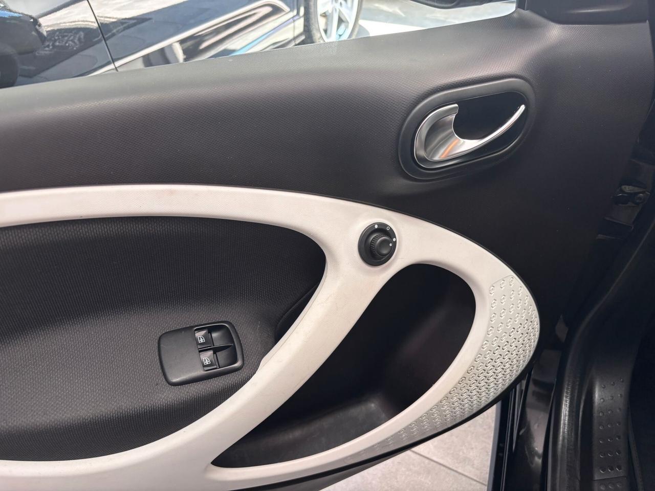 SMART FORFOUR 1.0 TWINAMIC PASSION 71CV LED-CLIMA