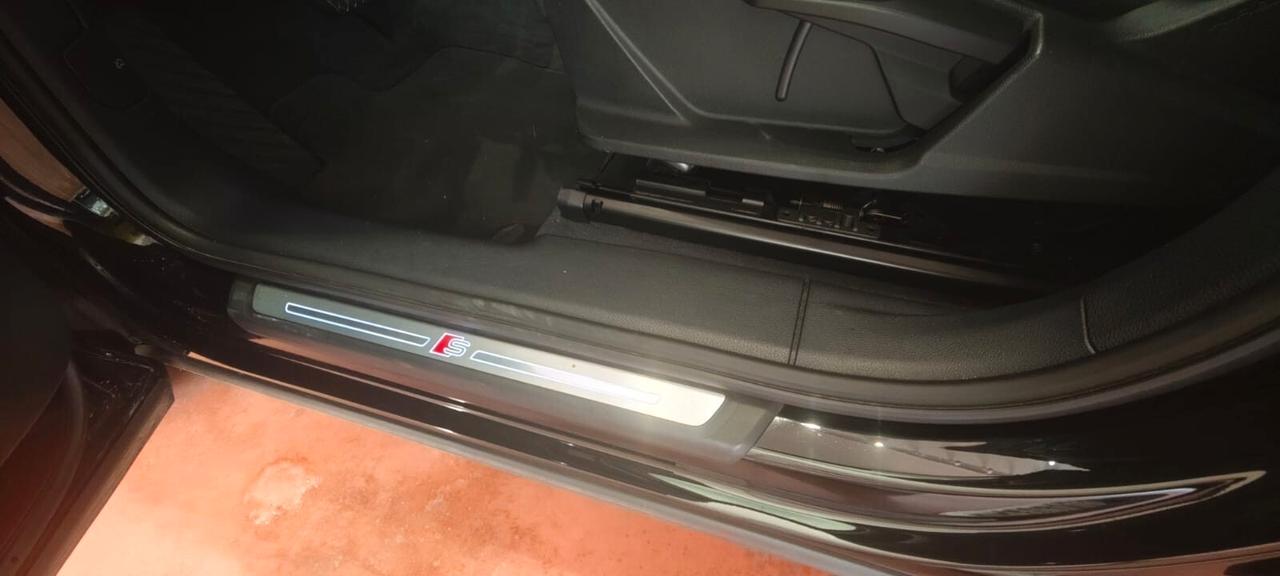 Audi Q3 35 TDI S tronic Identity Black