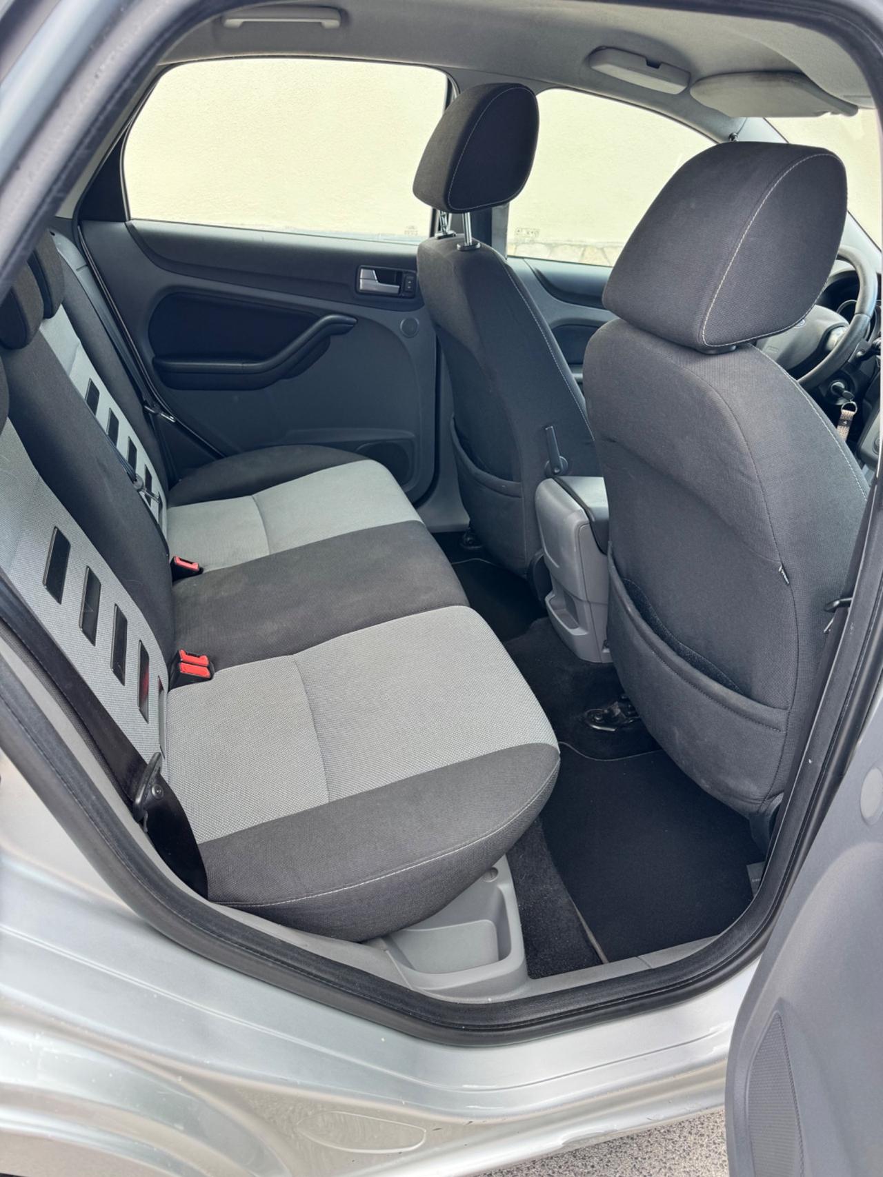 Ford Focus 1.6 (115CV) 5p. Bz.- GPL Titanium