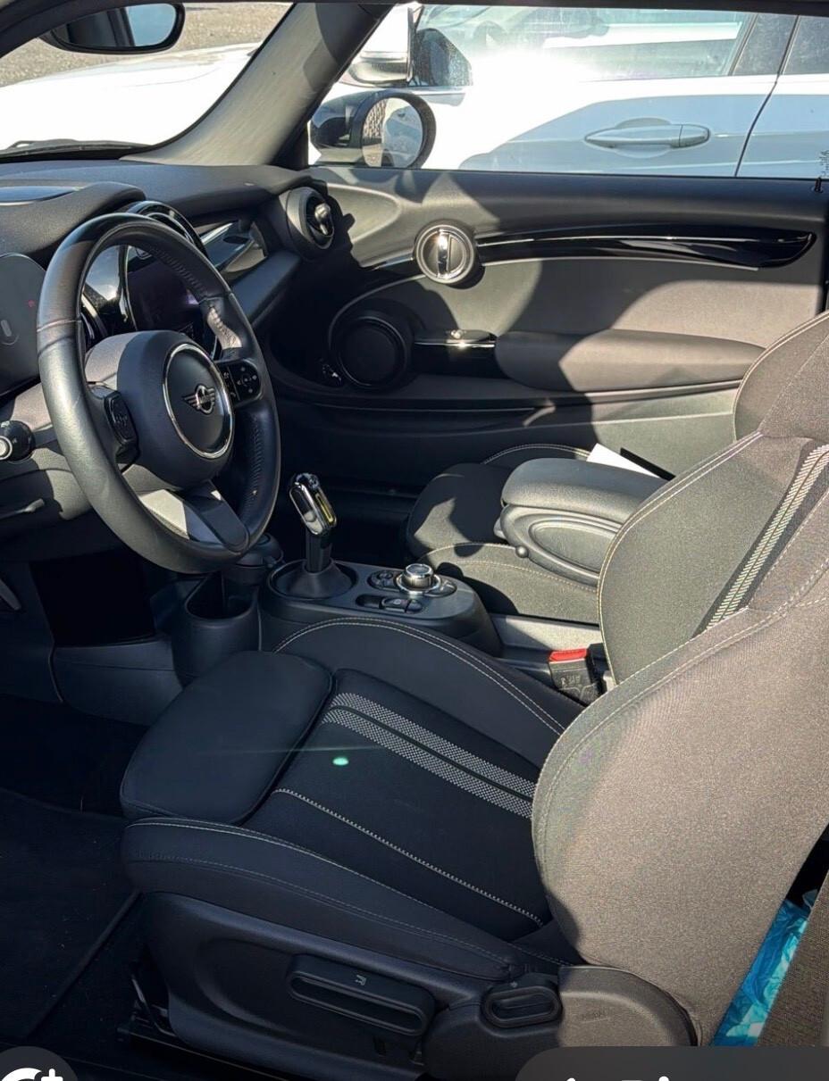 MINI COOPER SE GUARDA LE FOTO