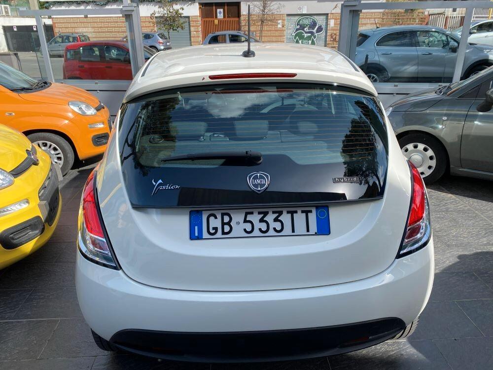 Lancia Ypsilon 1.0 FireFly 5 porte S&S Hybrid Ecochic Silver