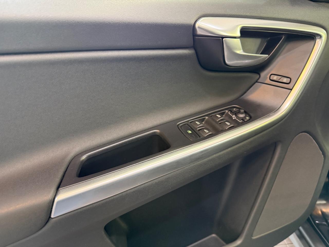 Volvo XC 60 2.4 d4 R-design awd 163cv MANUALE !!