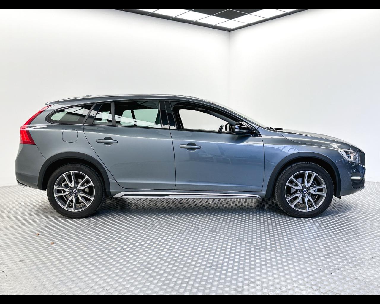 VOLVO V60 CC (2015-2018) - V60 Cross Country D3 Geartronic Busines