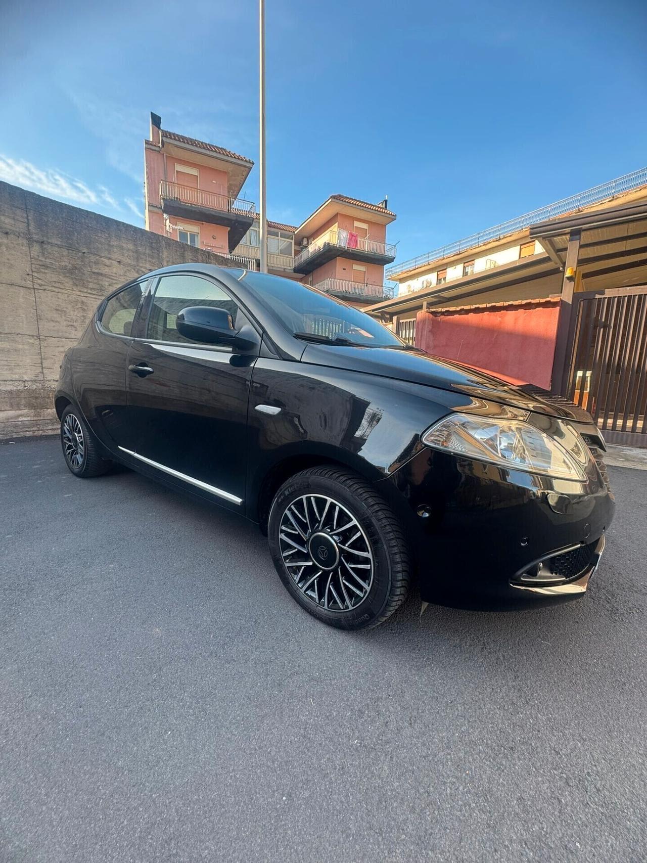 Lancia Ypsilon 1.3 MJT 16V 95 CV 5 porte S&S S Momodesign
