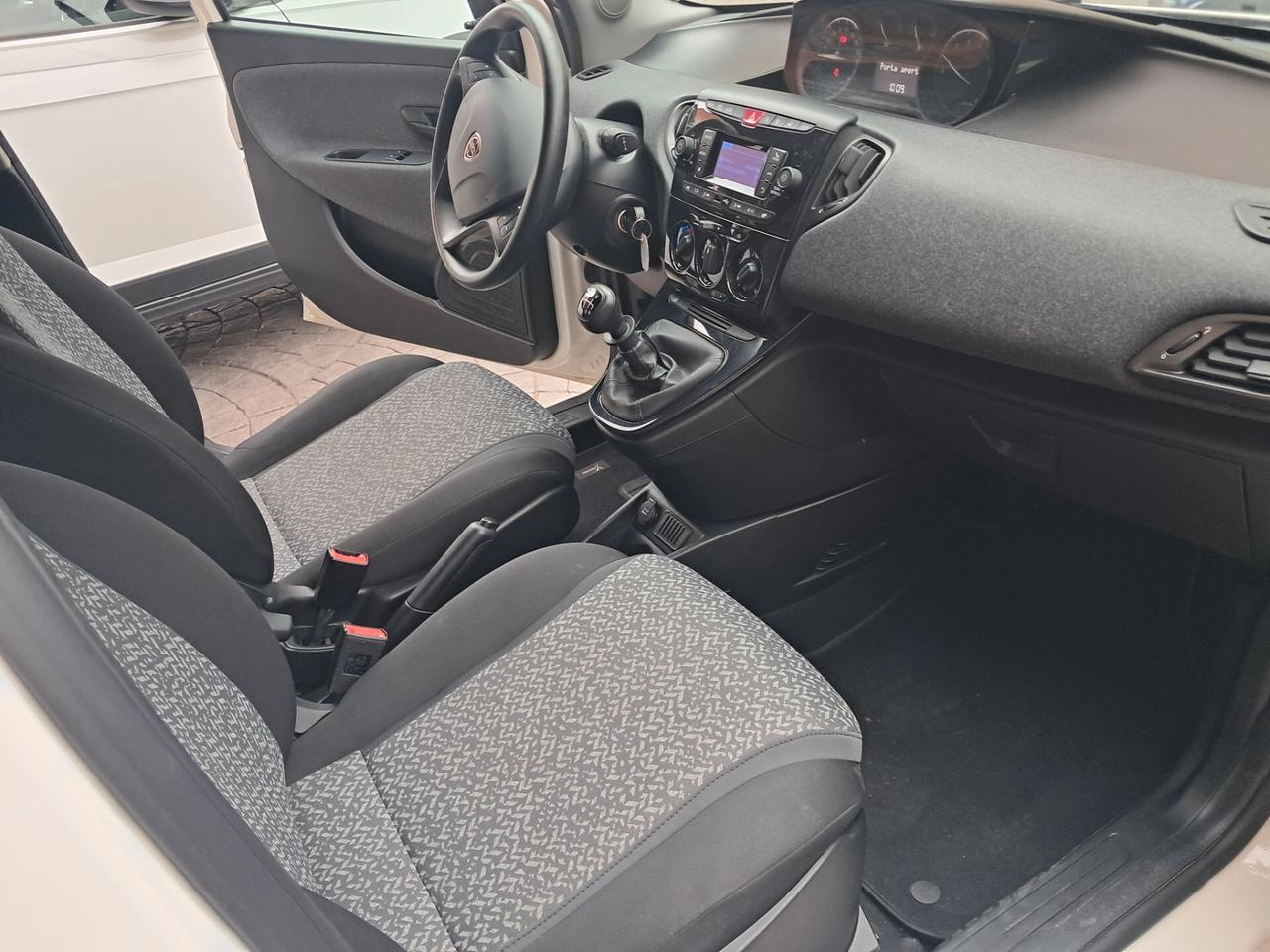 Lancia Ypsilon 1.0 FireFly 5 porte S&S Hybrid Silver