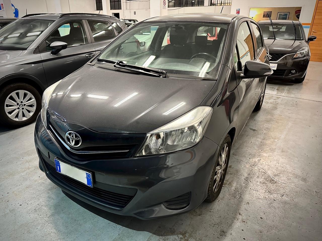 Toyota Yaris 1.3 5 porte Active - Navy - Autonavigli