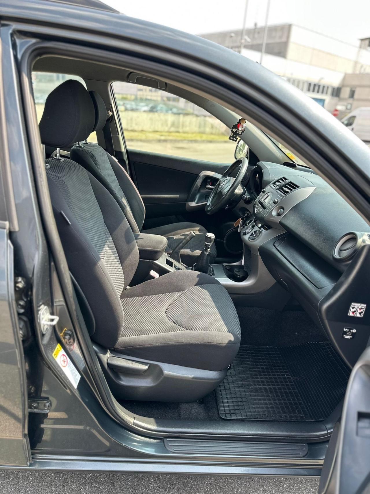 Toyota Rav 4 5 posti autocarro