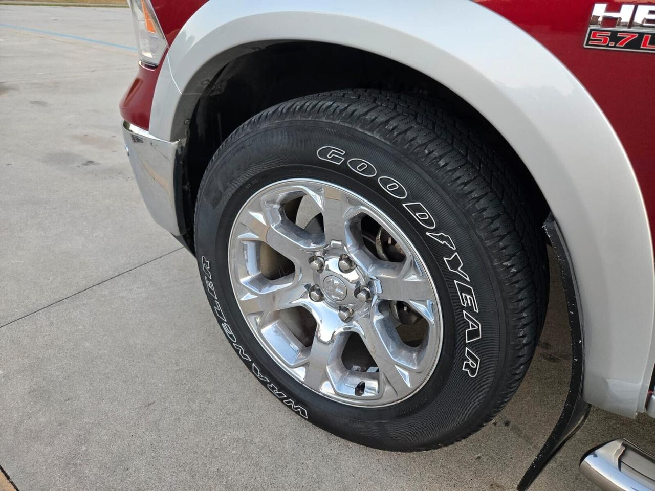 Dodge RAM 1500 HEMI 5.7 V8 -LARAMIE- 4X4