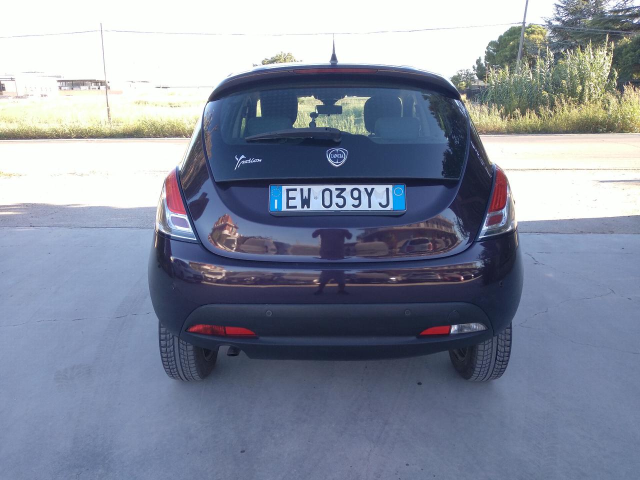 Lancia Ypsilon 0.9 TwinAir 85 CV 5 porte Metano Ecochic Silver