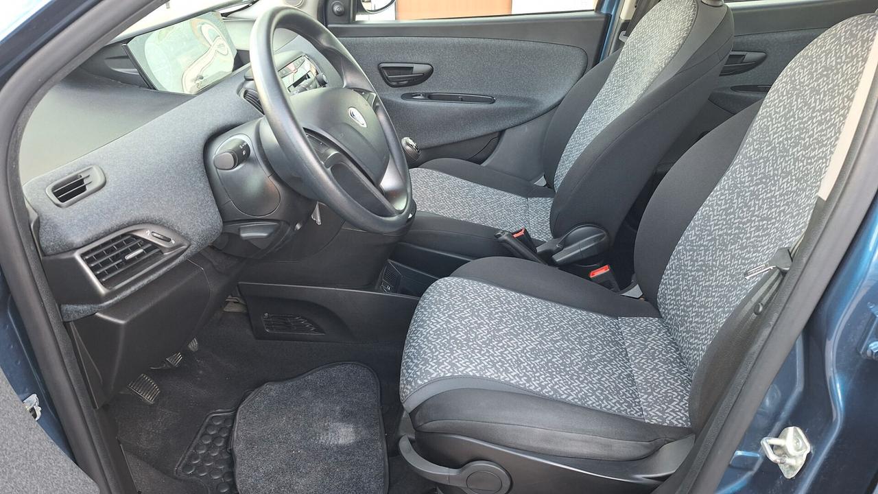 Lancia Ypsilon 1.0 FireFly 5 porte S&S Hybrid Silver