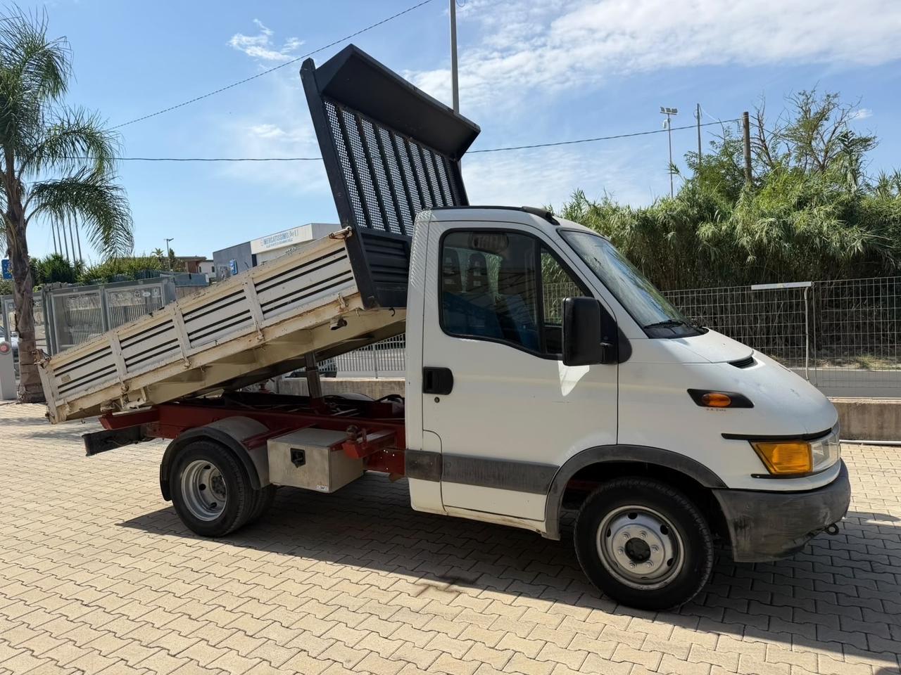 IVECO 35c13 RIBALTABILE TRILATERALE