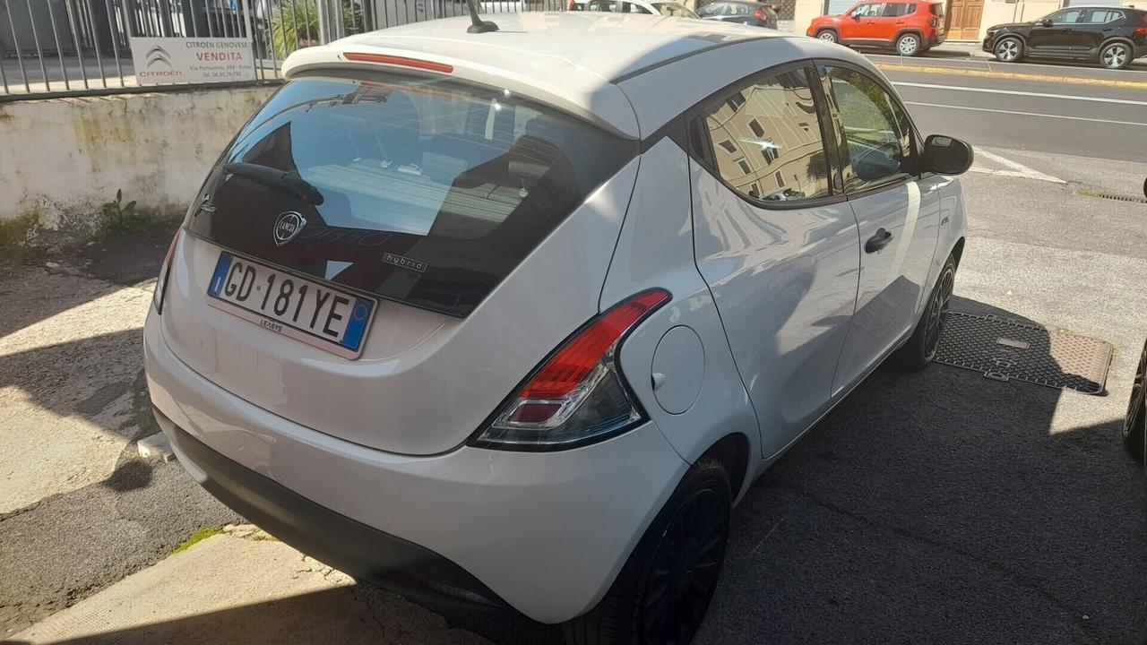Lancia Ypsilon 1.0 FireFly 5 porte S&S Hybrid Ecochic Silver